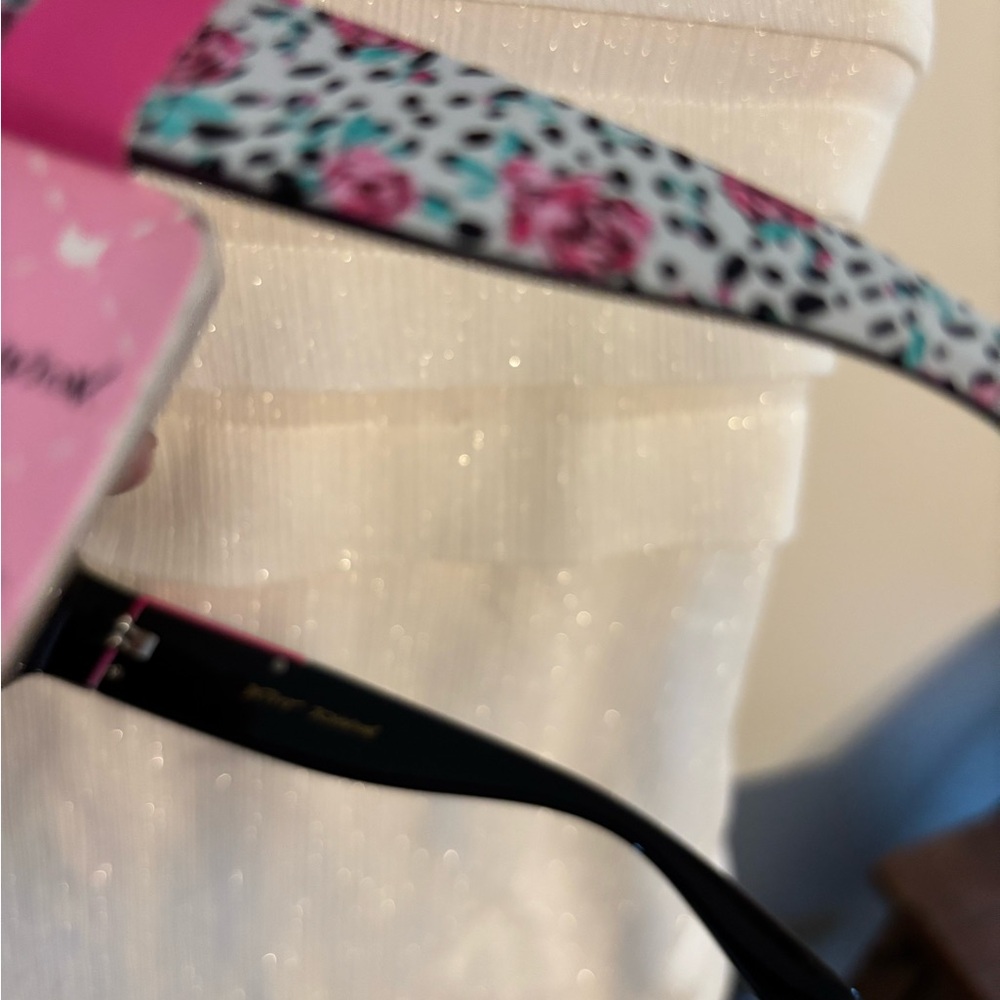 NWT Betsey Johnson Modern Rectangular Sunglasses - Picture 4 of 5